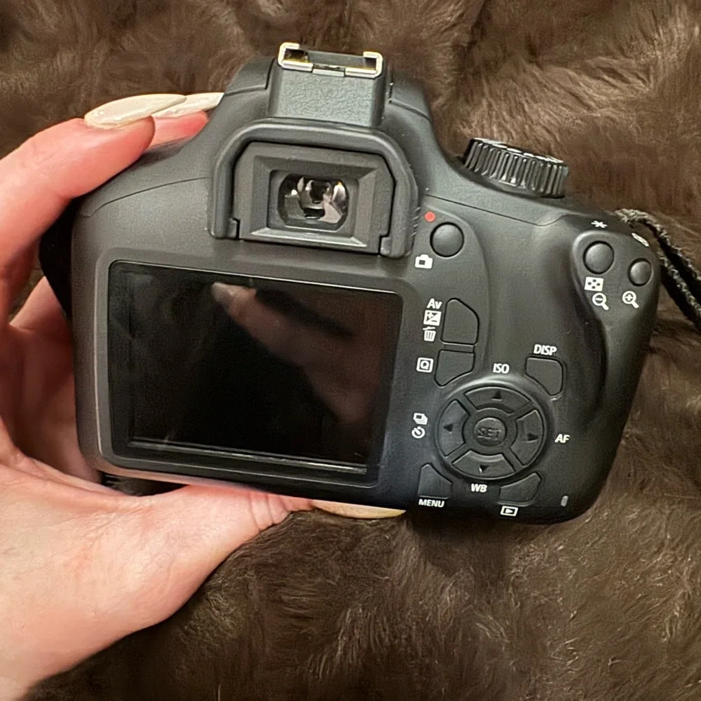 Canon EOS Rebel t100 Black DSLR Camera. Only used for one summer. Like New!